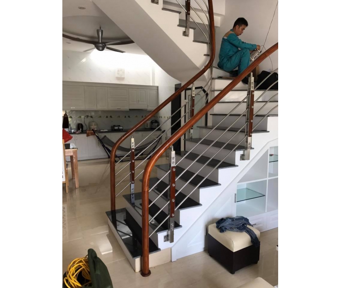 Cầu thang inox tay vịn gỗ MD18
